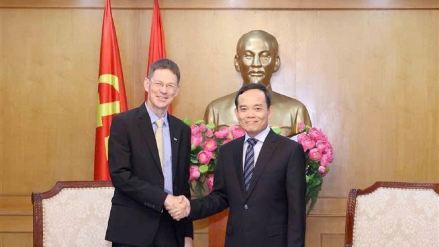 Vietnam pledges support for AES investment in green energy